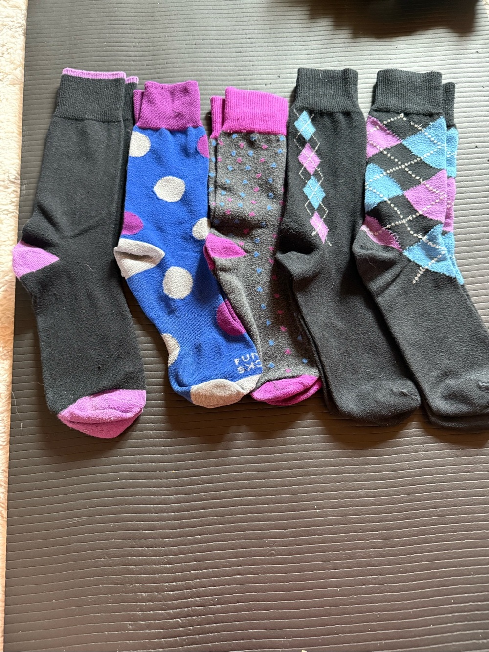5 pair of Men's Casual Socks in black, purple and blue